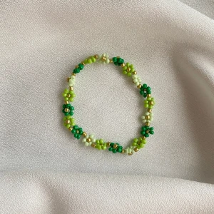 💚 - Pärlarmband 💚 tillgängliga i olika storlekar och färger