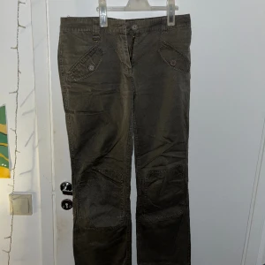 Lågmidjade jeans/cargo/chinos - Sitter jättefint på, nästan aldrig använda. Skriv pm för mått alt fler bilder/frågor🩷