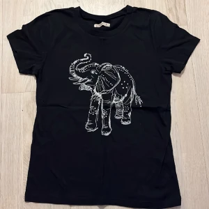 T-shirt med broderi - T-shirt med broderad elefant från hollister