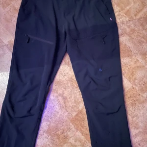 Byxor - Sitter bra exakt som hagelöfs men ett bättre märke 👌🏽
