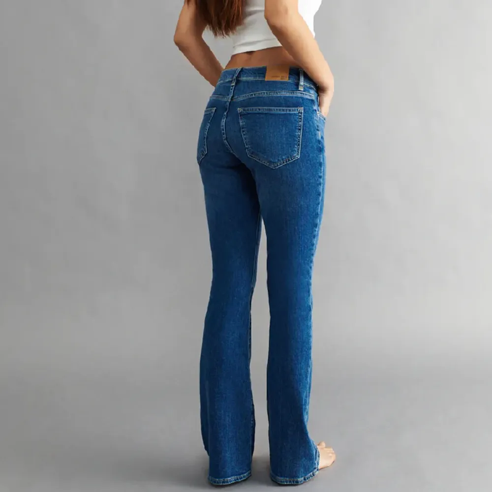 Jättefina lågmidjade bootcut jeans från Gina Tricot, knappast använda så fof i nyskick!💓 Säljer för att jag har ett par andra lika o behöver inte två💓. Jeans & Byxor.