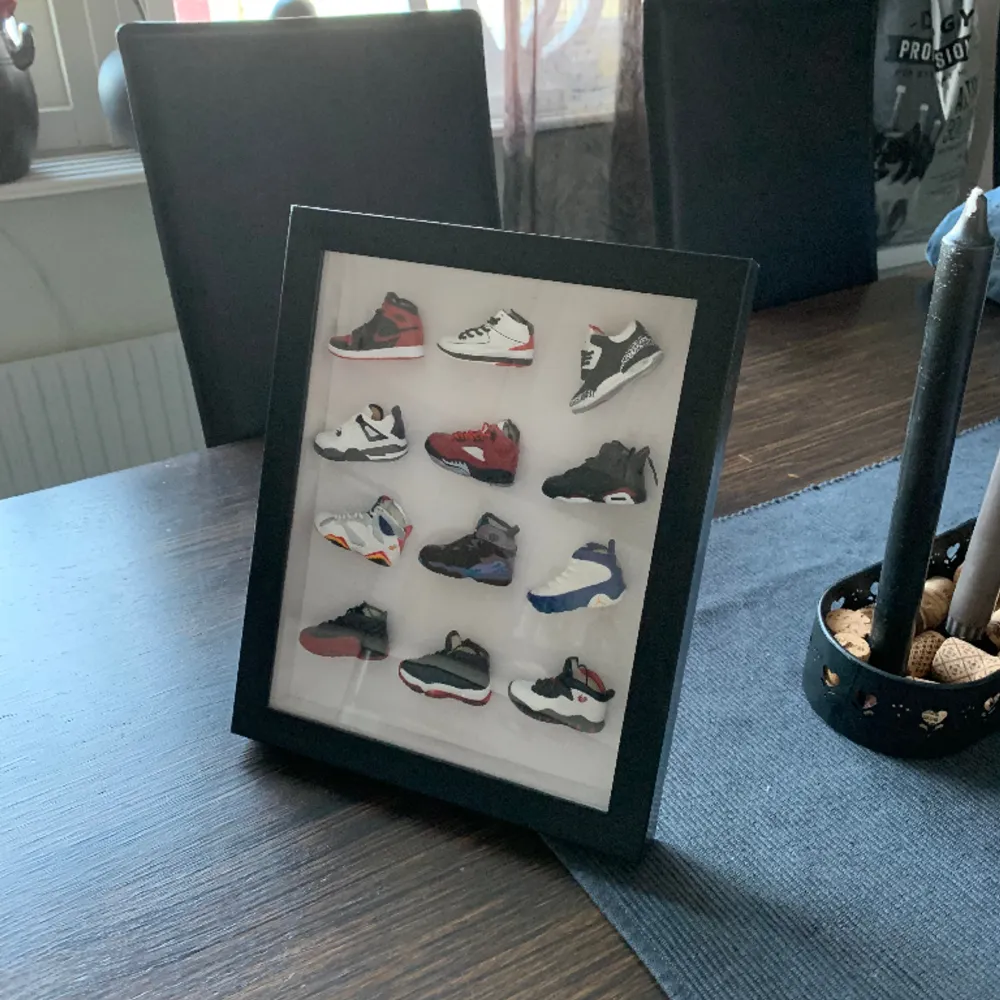 Cool unik tavla med miniatyr av Jordans sneakers i olika modeller. Sitter fast med magneter. 23x28 cm. Övrigt.