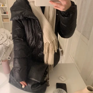 Svart vinterjacka - Säljer denhär fina vinterjackan som tyvärr inte kom till någon användning🩷