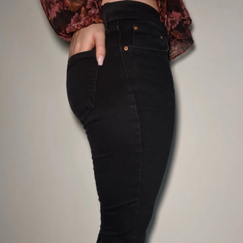 Snygga bootcut jeans   Modellen är 170cm!   Mått:  Hela byxan 98cm Innerbenslängd 76cm Midjan 36cm Midjehöjd 21cm Benbredd 23cm. Jeans & Byxor.