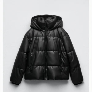 vinterjacka  - jättefin och skön vinterjacka med ”skinn” material från zara. Nypris: 859💓