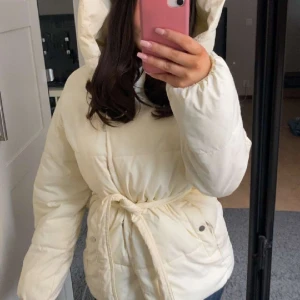 Vinterjacka  - Beige vinterjacka från bersha, bra skick, knäppning med knappar och skärp, xs men sitter mer som en s 