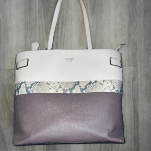 Väska, guess  - Lite slitage på undersidan av handtagen, annars mycket fint skick. 