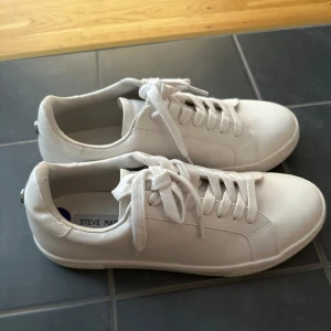 Vita Steve Madden skor - Vita Steve Madden skor. Köpta i USA. Storlek 38 1/2