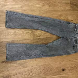 Hope rush jeans, storlek 29. 8/10 general wear bortsett från ett litet hål i fickan! Ny pris 1,5k ish, släpper dem för 600kr!