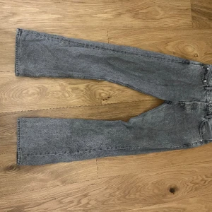 Hope rush jeans  - Hope rush jeans, storlek 29. 8/10 general wear bortsett från ett litet hål i fickan! Ny pris 1,5k ish, släpper dem för 600kr!