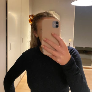 Tight mörk blå tröja  - Mörkblå fin stickad tröja i storlek xs/s  Nästan helt oanvänd 💕 Skriv för fler bilder 