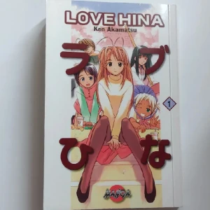 Love Hina manga volym 1 - Säljer Love Hina volym 1 på svenska av Ken Akamatsu. En bok om kärlek och drama. Boken är använd men fortfarande i fint skick utan vikningar i hörnen osv. Kontakta gärna vid frågor eller så! 😊