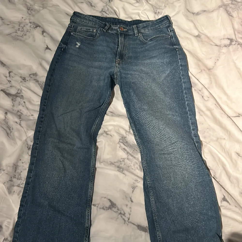 Jätte fina bootcut jeans med högmidja 🩵 väldigt bra skick och bekväma! . Jeans & Byxor.