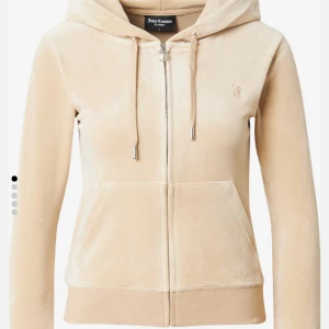Juicy couture kofta i beige  - Säljer nu min juicy couture kofta i beige, kommer inte till användning och säljer för att bli av med Nypris:1300  Pris kan diskuteras 