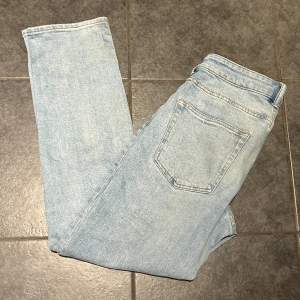 Snygga H&M jeans som tyvärr inte används/ inga anmärkningar/nypris 500 vid snabb affär 199/passar W29-32