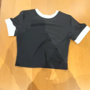 T shirts - Dom har två kommer i ett pack för 50kr☺️ ja dom är från shein men vi köpte dom före att vi viste att det var barnarbete💘men även att dom kommer från shein är dom jätte bekväma till gymet eller det som du vill använda dom till💘☺️