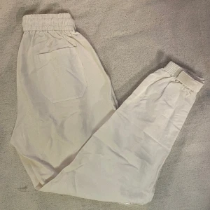 Sixth June White Cargo Pants - Vita cargo byxor från Sixth June i storlek M. Bra skick men lite missfärgade på insidan av midjan (alltså inget som syns på utsidan).