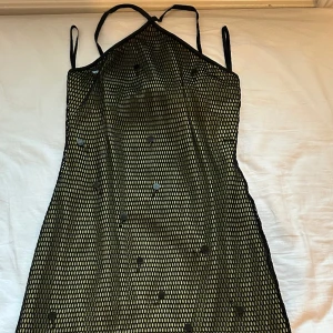 halter neck klänning  - grön unik klänning som har hängande svarta paljetter, skulle passa S också