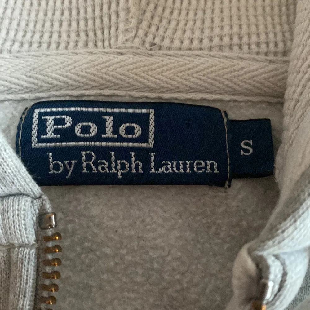 Säljer denna sjukt snygga Ralph Lauren hoodien | Skicket är 9/10 | Vid andra frågor skicka DM 🤝. Tröjor & Koftor.