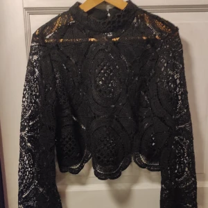 Spetströja - Svart spetströja med vida armar