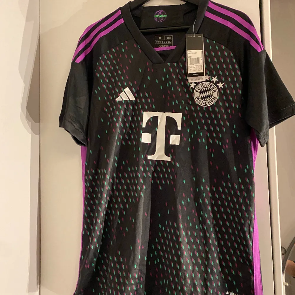 Helt ny Bayern munich borta tröja från denna säsong. Storlek M. . T-shirts.