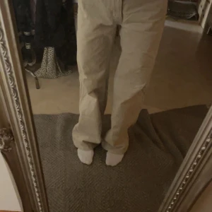 Beiga jeans  - Väldigt fint skick, använd någon enstaka gång, storlek 38, normal i storlek, säljes då de är för stora 