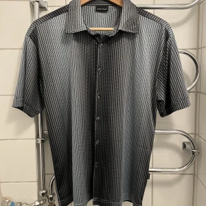 Vintage skjorta - Skjorta köpt på second hand med snyggt mönster. I gott skick utan skravanker. Storlek S.