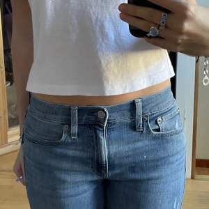 low waist jeans från GAP🙌🏻🙌🏻 Jättebra skick❤️ insydda typ ca 4cm 🩷 (gamla ägarens bilder, därför det står ”såld”) 🙌🏻
