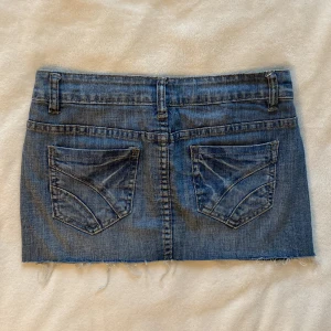 Lågmidjad jeanskjol - Storlek w26, midjemått 37cm längd 27cm. Kolla min profil för liknande kjolar💕