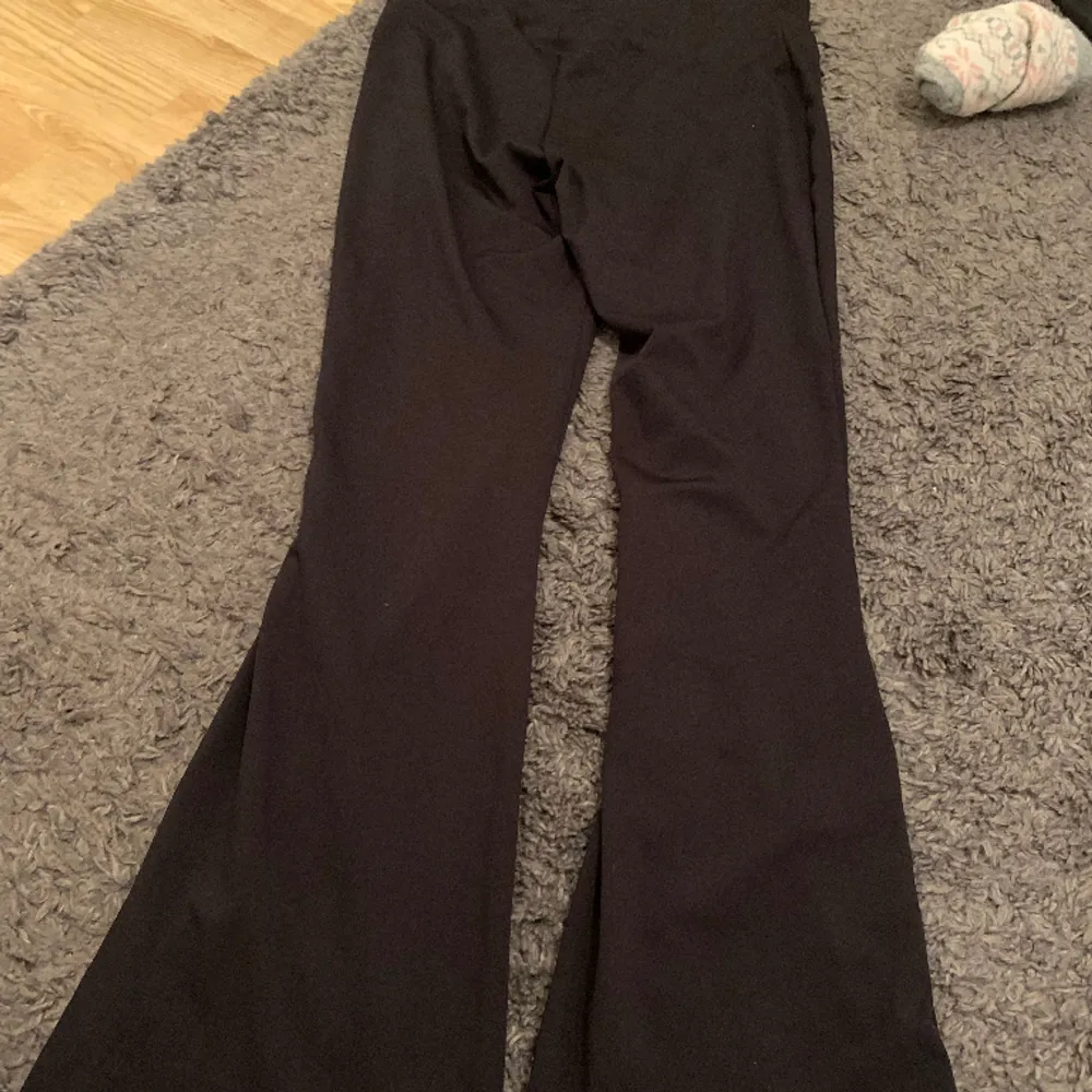 Vintage byxor, svarta bra skick använda 1 gång. Man kan vika ner kanten och få dom riktigt low waist.💗. Jeans & Byxor.