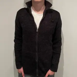 Sjukt snygg fullzip/cardigan från G Star Raw. Skick 8/10. Storlek S. Modellen är 180 cm. Nypris 1199kr. Vårat pris 199. Skriv vid minsta intresse!📩