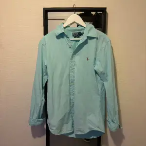 Riktigt fet raffe skjorta i ljus blå, riktigt bra skick o säljer för den har blivit för liten, storlek M men passar S ocksp