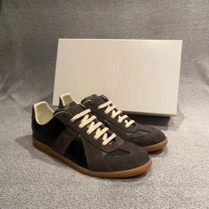 Maison Margiela skor - Tjena, säljer nu dessa feta Maison Margiela dojor i grymt skick då de inte kommer till användning längre, köpte på vestiare för ca 1 år sedan. Box, dustbags och vestiare tag ingår. Hör av dig vid frågor eller för fler bilder!