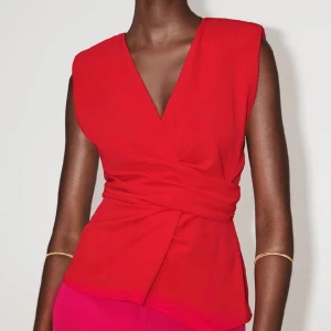 Zara blus - Superfin röd blus/ topp från Zara!!❤️ Aldrig använd med lappar kvar!