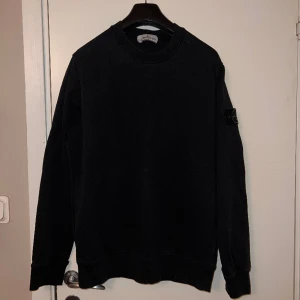 stone island - Säljer denna tröjan, använd fåtal gånger, märket blev konstigt pågrund av att den blev tvättad.