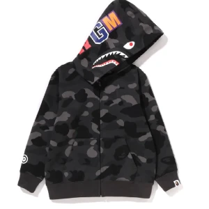 Camp shark bape hoodie  - Jätte bra skick och samma material och tyg som den äkta. Använd jätte få ggr ( den är dock lite strulig vid dragkedjan, kan vara lite svårt att stänga) 