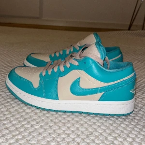 Air Jordan 1 low - Nya och oanvända Nike Jordan dunks skor köpta i Miami USA. Turkos/beige - tropical teal 