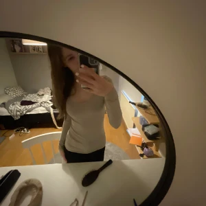 Basic beige tröja🌟 - Säljer min långärmade beiga tröja pga att den helt enkelt inte kommer till användning, använd vid ca 2st tillfällen och i princip som ny. Kom privat vid minsta fundering💞