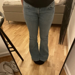 Lågmidjade bootcut jeans - Lågmidjade bootcut jeans från lager 157. Sitter verkligen som en smäck, både utseende mässigt och hur de känns på. Tyvärr börjar de bli lite för små och jag har inte använt de på ett tag. Använd 5 gånger ungefär men skicket är som nytt! Hör av vid frågor!