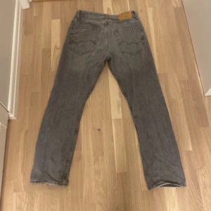 Grå jeans Jack and Jones  - Jeansen är i ny skick. Jeansen är i loose fit och i storlek 27/30👍kan också byta klädesplagg för jeansen.