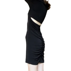 Klänning - En figursydd klänning med öppen rygg. Supersnygg för att framhäva kurvor. Perfekt till fest eller bara om man vill känna sig lite extra snygg!