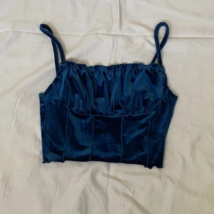 Blå sammetstop - Skriv vid frågor,  köp nu går bra🥰från SHEIN (säljer även halsbandet) 