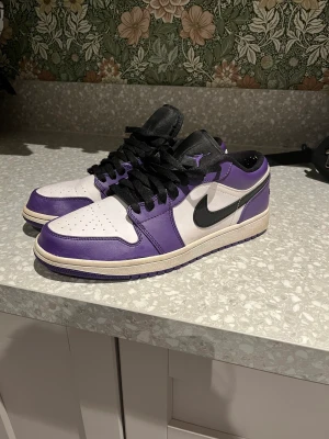 Jordan skor - Säljer dessa feta jordans till ett bra pris. Skorna är storlek 44 och låda medföljer. Skorna kostar över 2500 nya men säljer för endast 800kr. 