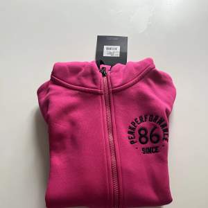 Jag säljer min oanvända peak performance hoodie. Köpt och oanvänd vilket syns eftersom prislappen fortfarande är kvar. Super snygg och fin nu till hösten. Skriv till mig privat för fler bilder och information.