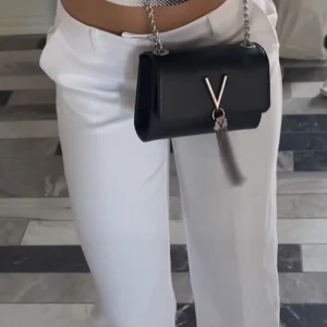 Vita kostym byxor - Säljer mina nästan helt oanvänd kostymbyxor, får aldrig användning för de längre, köpta i juni det här året på Gina tricot, Ing fläclar eller defekter, skriv vid intresse, frågor eller bilder.💕