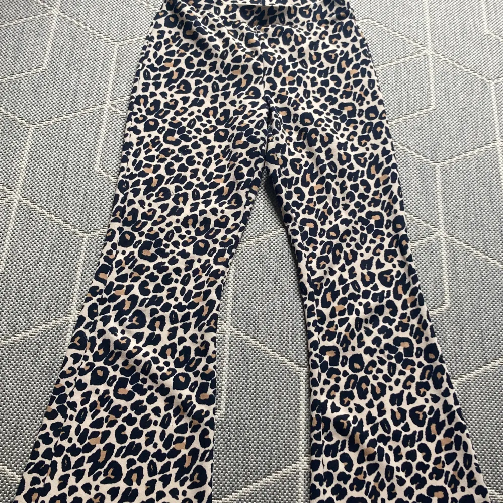 Säljer mina superfina leopardbyxor med resår i midjan. Säljer pga att de är för korta för mig som är 173 cm. Använda ett fåtal ggr💕🐆. Jeans & Byxor.