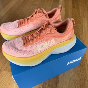 Hoka - bondi 8 - Hokas bästsäljare bondi 8, i storlek 38 2/3!!  Nyskick, testade på löpband men behövde tyvärr byta storlek.   Pris kan diskuteras vid smidig affär 🫶🏻