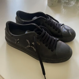 Axel arigato sneakers  - Säljer mina knappt använda Axel arigato sneakers!!