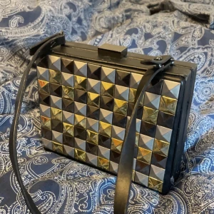 Clutch - Vintage clutch från zara, har några mindre skador, kontakta gärna så kan jag skicka fler bilder. Priset kan diskuteras.