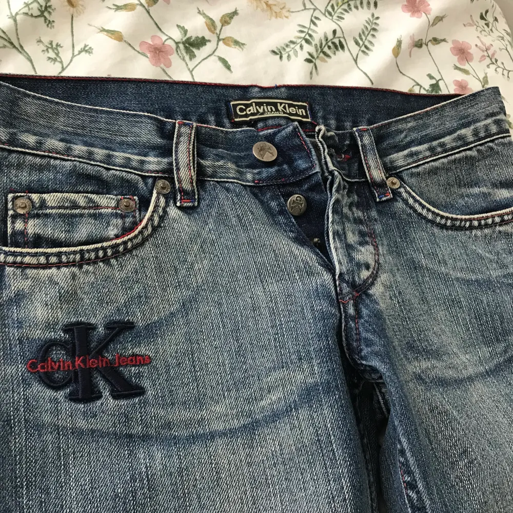 Säljer dessa snygga, lågmidjade och utsvängda Calvin Klein jeansen. Säljer för att de är lite små på mig. . Jeans & Byxor.